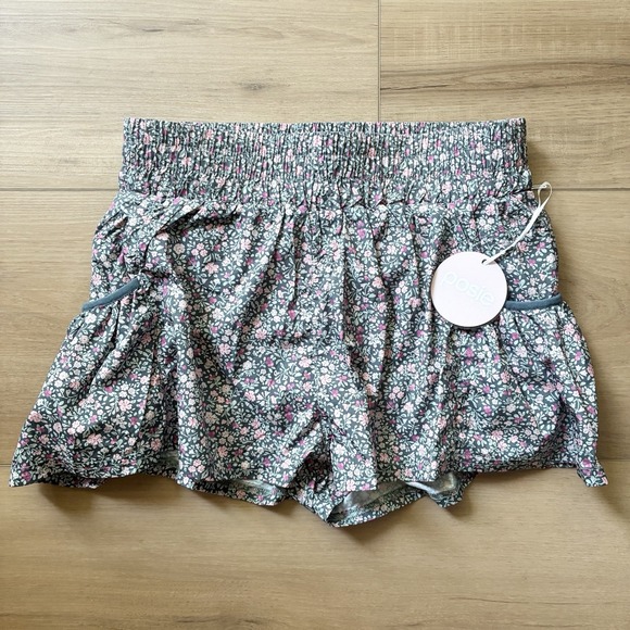 Posie Pants - NWT Posie Active Green Floral Cute Girly Workout Pockets Shorts Womens Small
